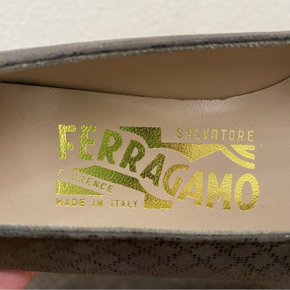 Vintage SALVATORE FERRAGAMO Taupe Diamond Print Suede Low Heel Pumps Size 6 AAAA - Picture 15 of 15